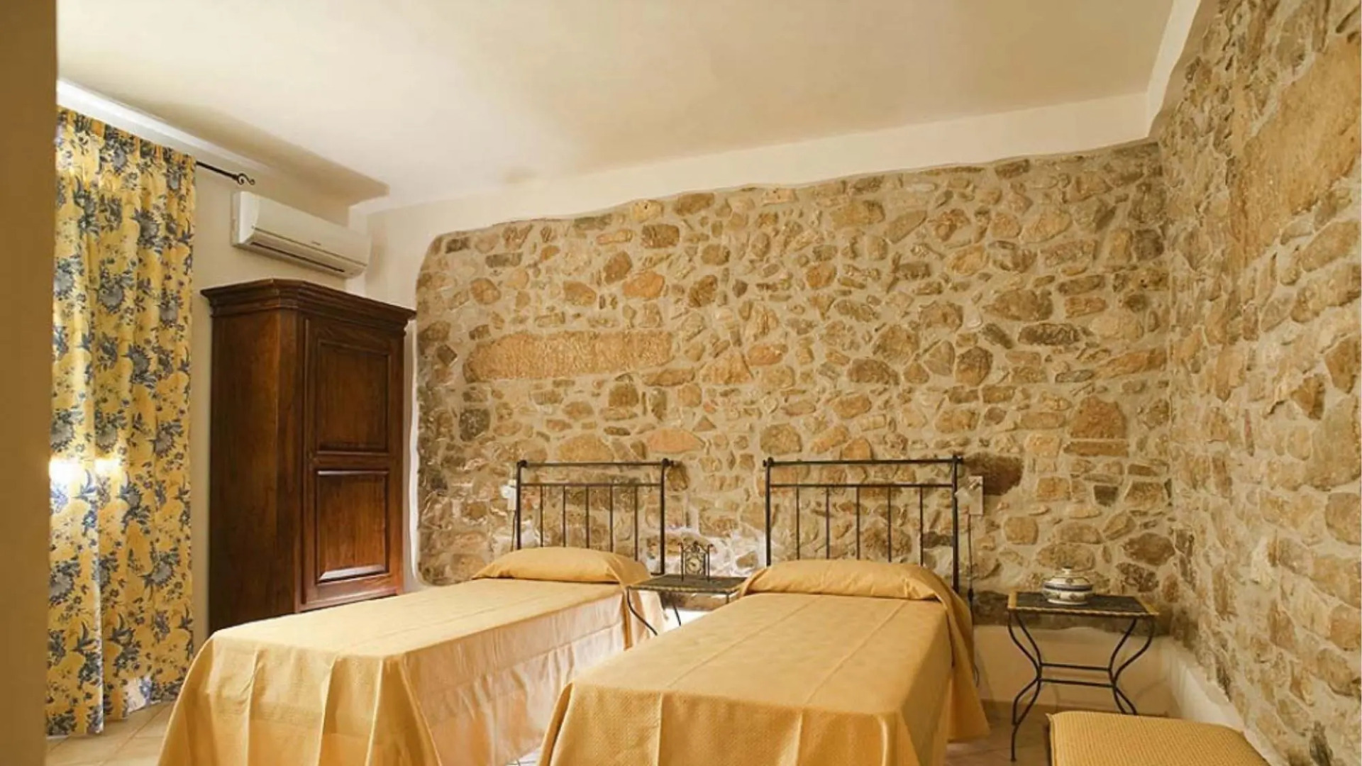 Independent villa up to 16 guests-VILLA DELLO ZINGARO