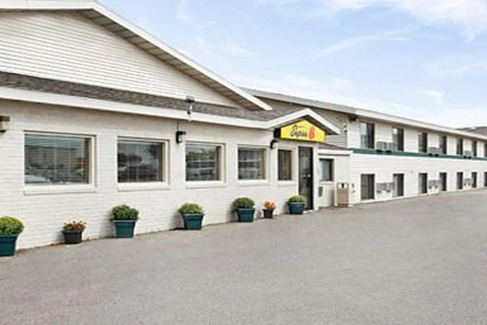 Super 8 by Wyndham Fargo/I-29/West Acres Mall