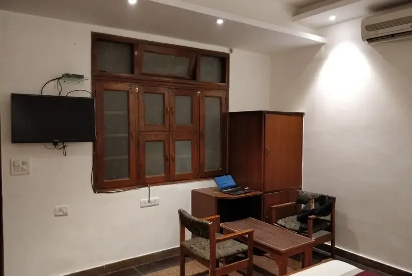 White House Tourist Lodge