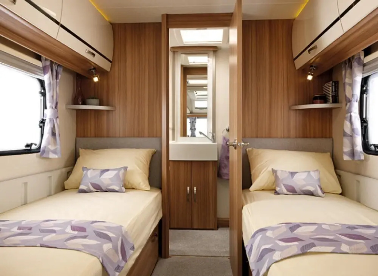 Stayzo Caravan - With Great Access to Local Attractions - With Free Wi-fi in the Chiltern Hills