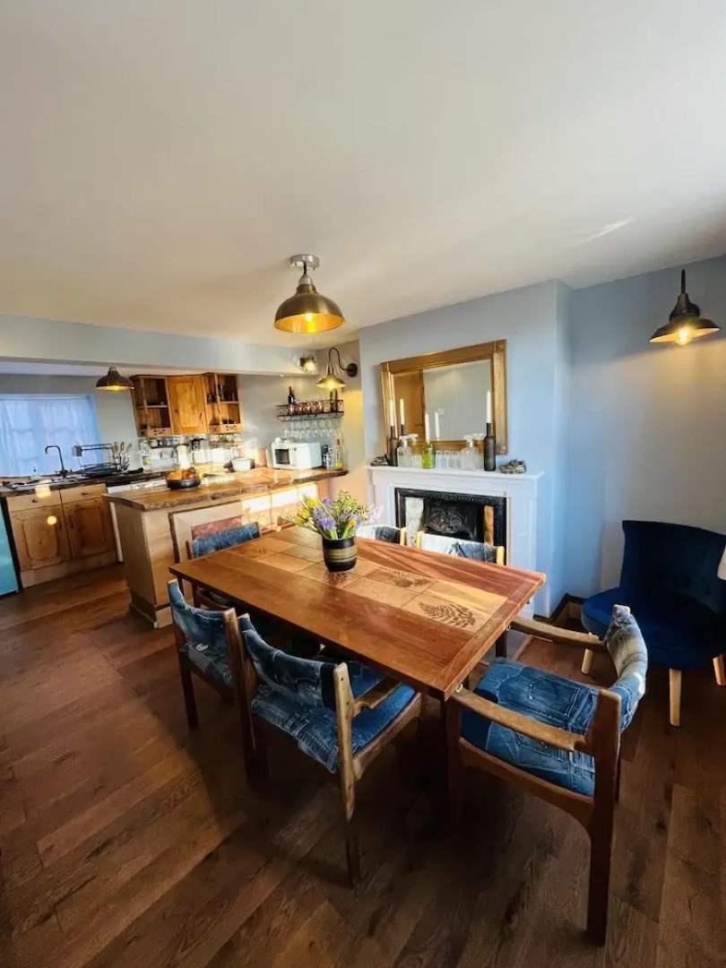 3br-fireplace-hottub-garden-parking