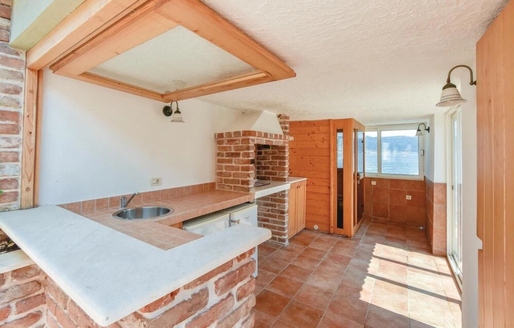 Nice Home in Slatine with Hot Tub, WiFi & 3 Bedrooms
