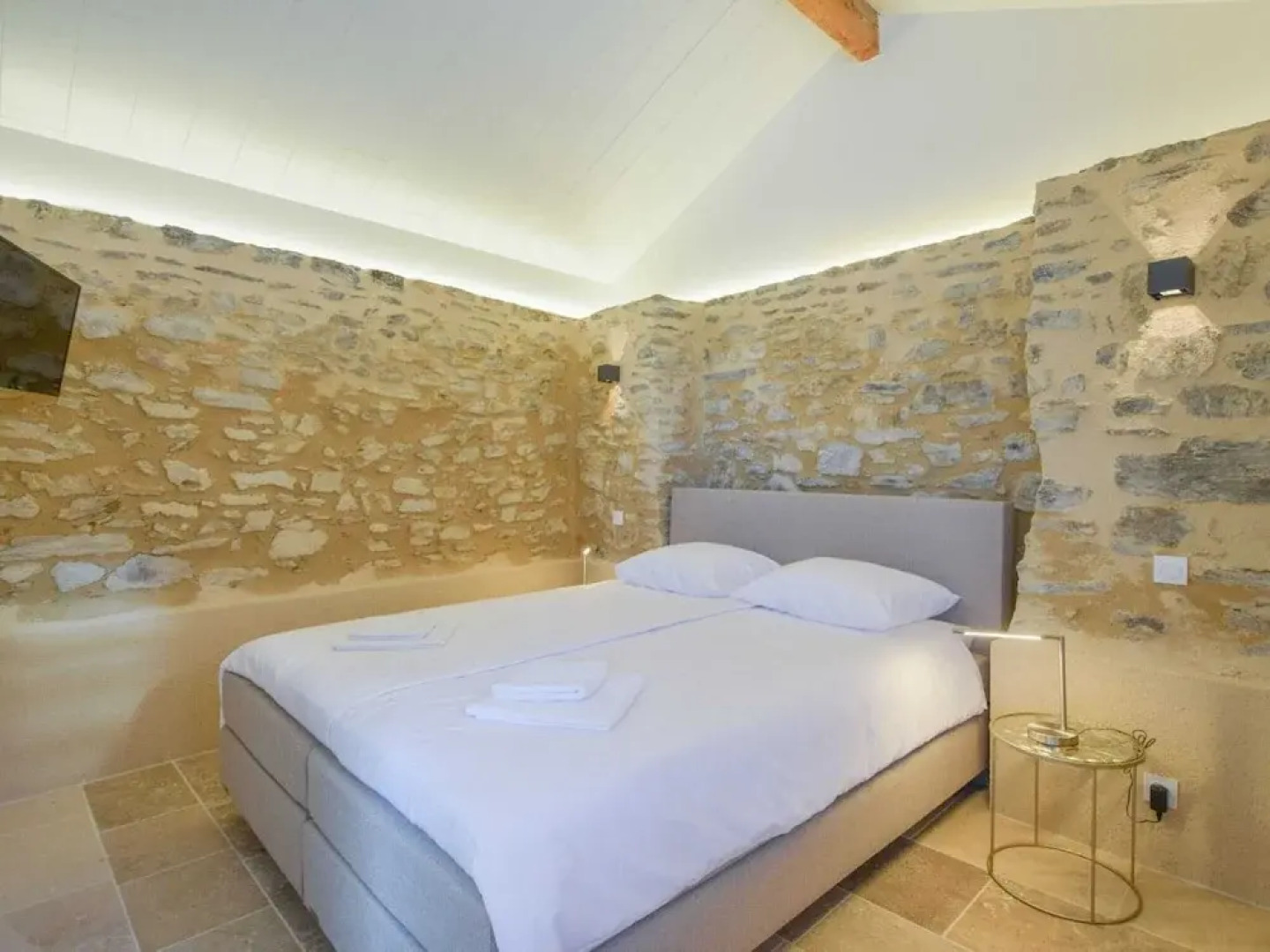 Hilltop Cottage With Pool