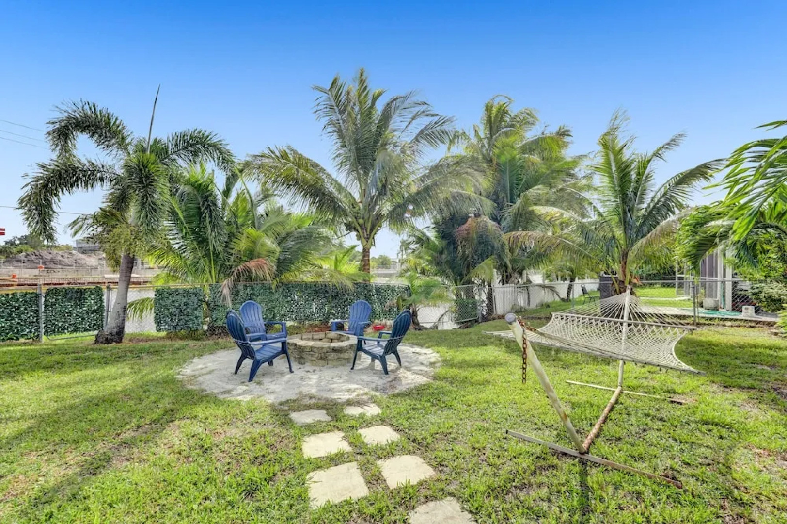 Casa Lago Waterfront Home & Pool Near Hard Rock Casino