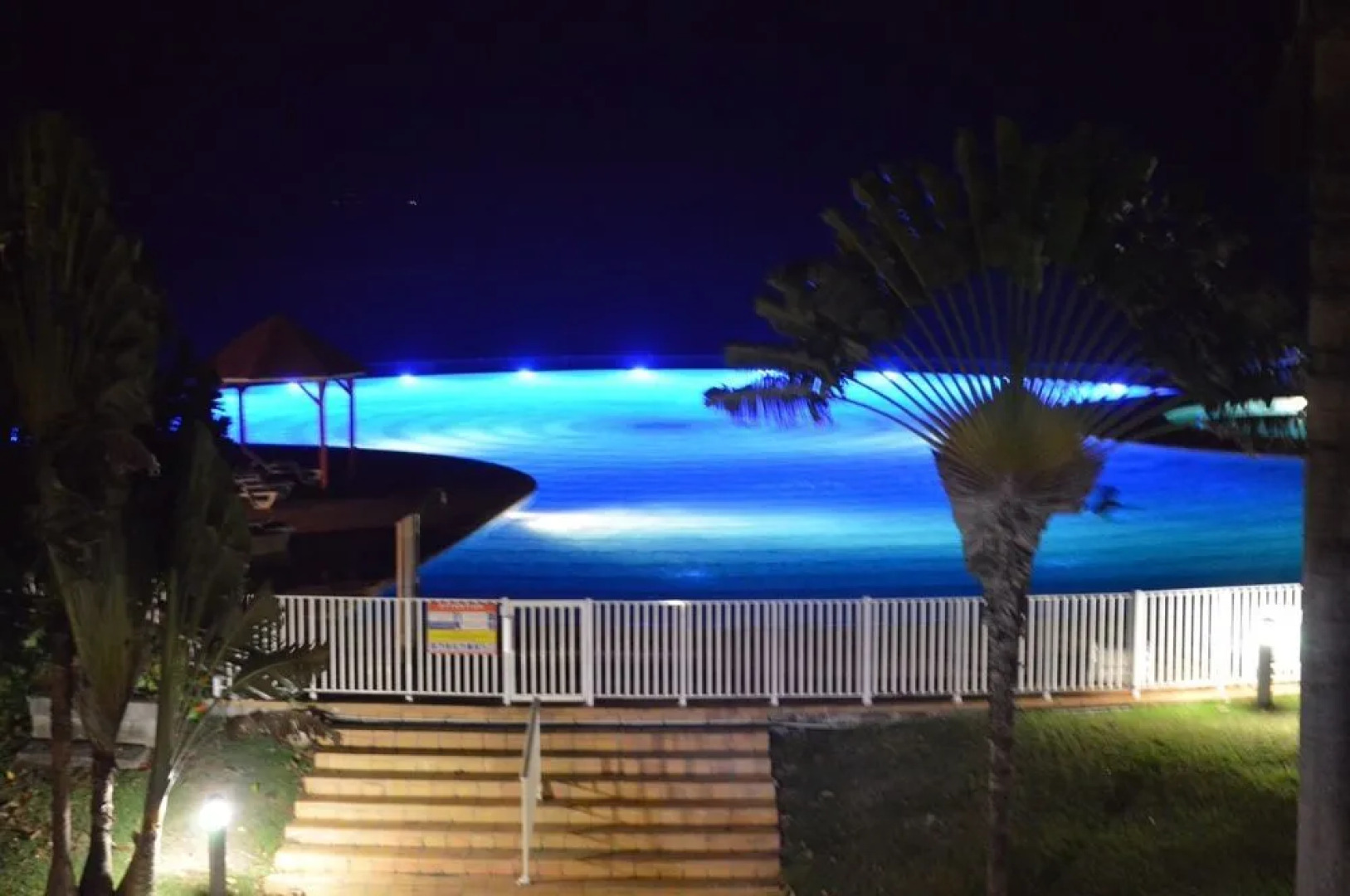 Ti. Maanga vue mer et pieds dans l'eau