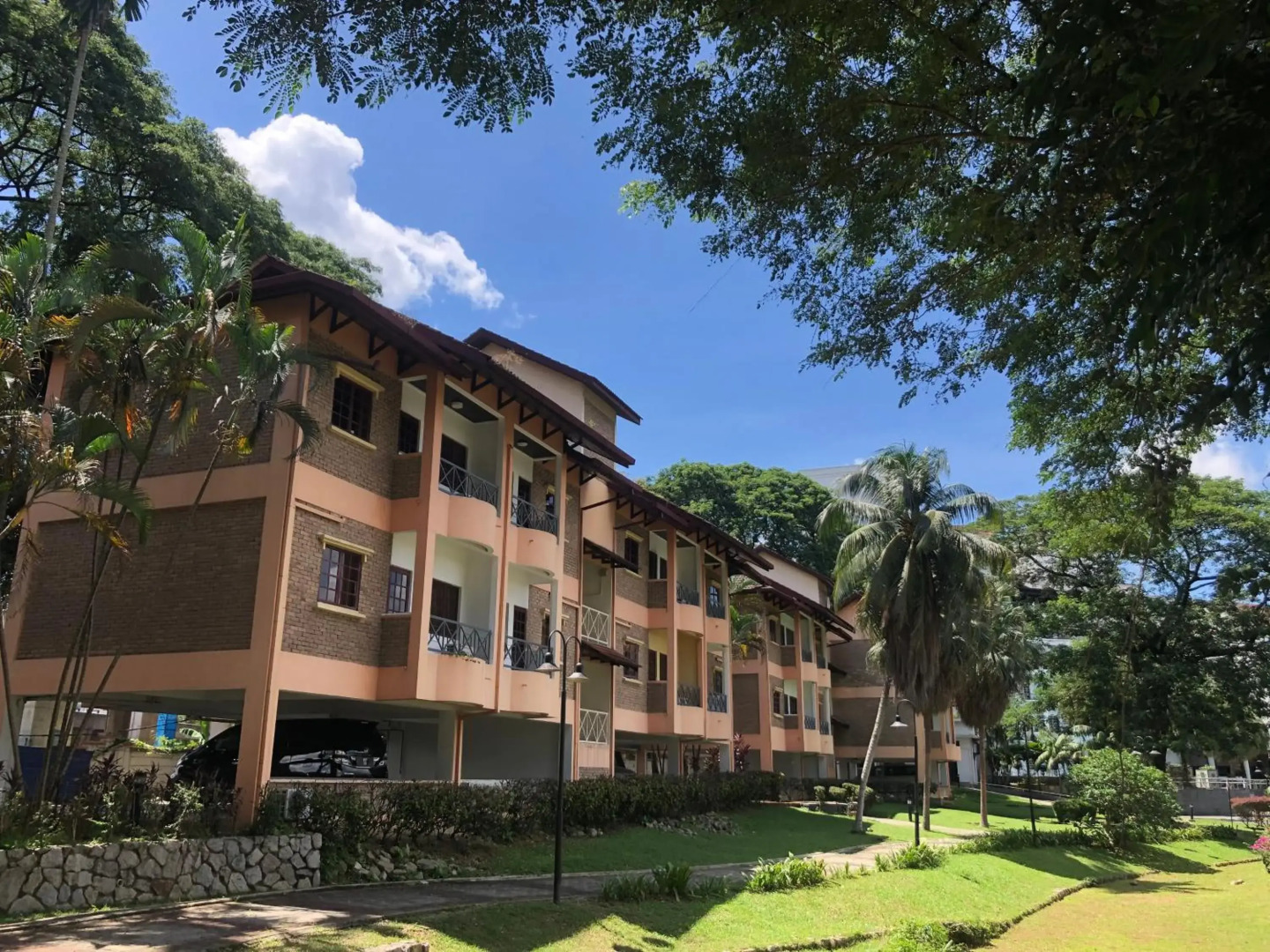 Flamingo Hotel by The Lake