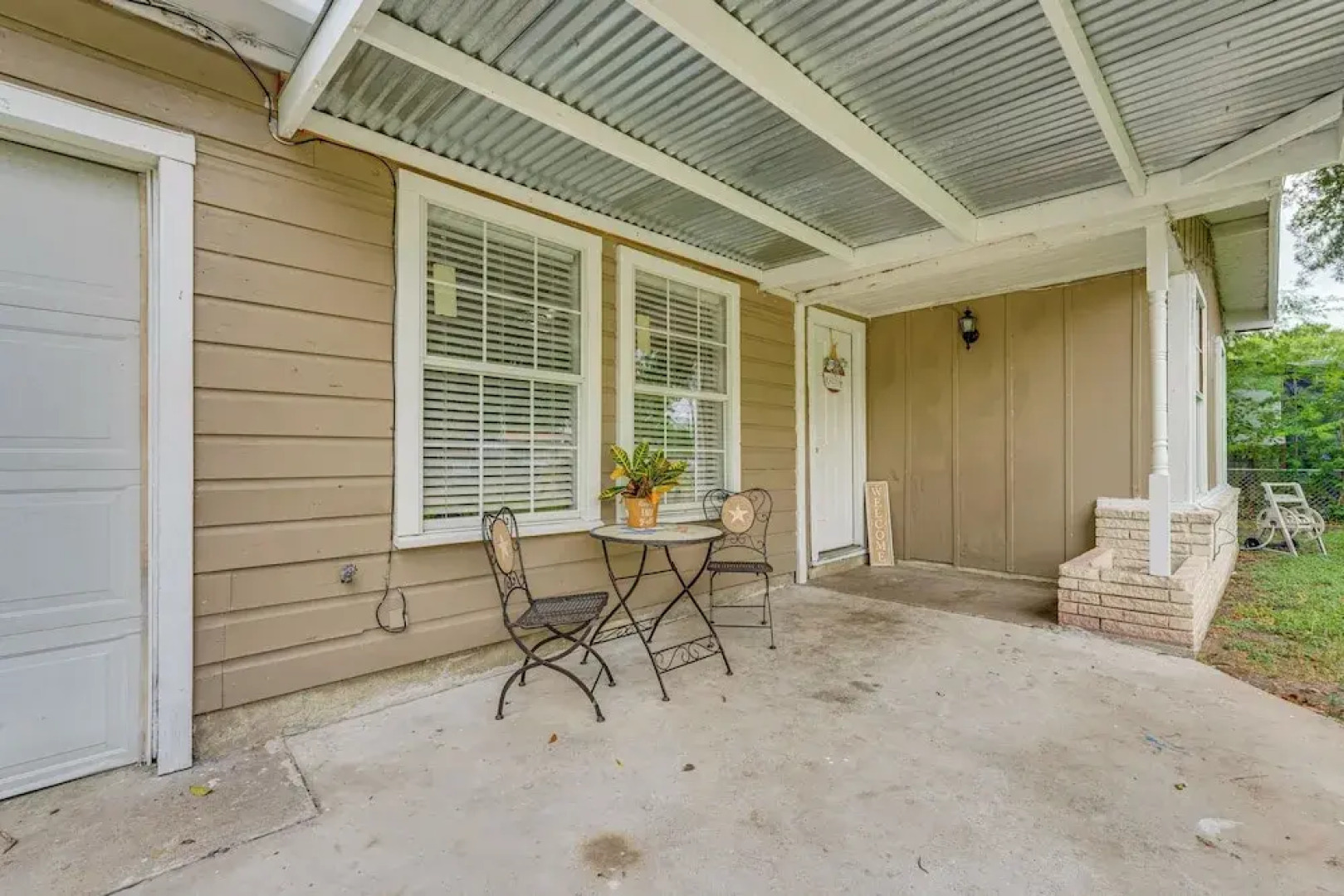 Fire Pit & Grill: Victoria Home Near Downtown