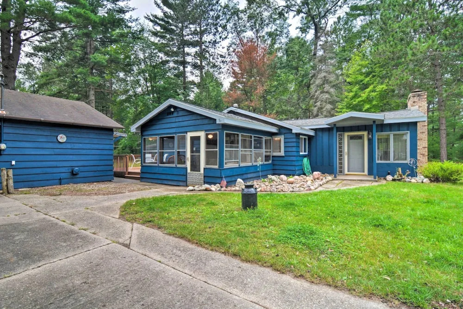 Roscommon Cabin w/ Fire Pit: Walk to Higgins Lake!