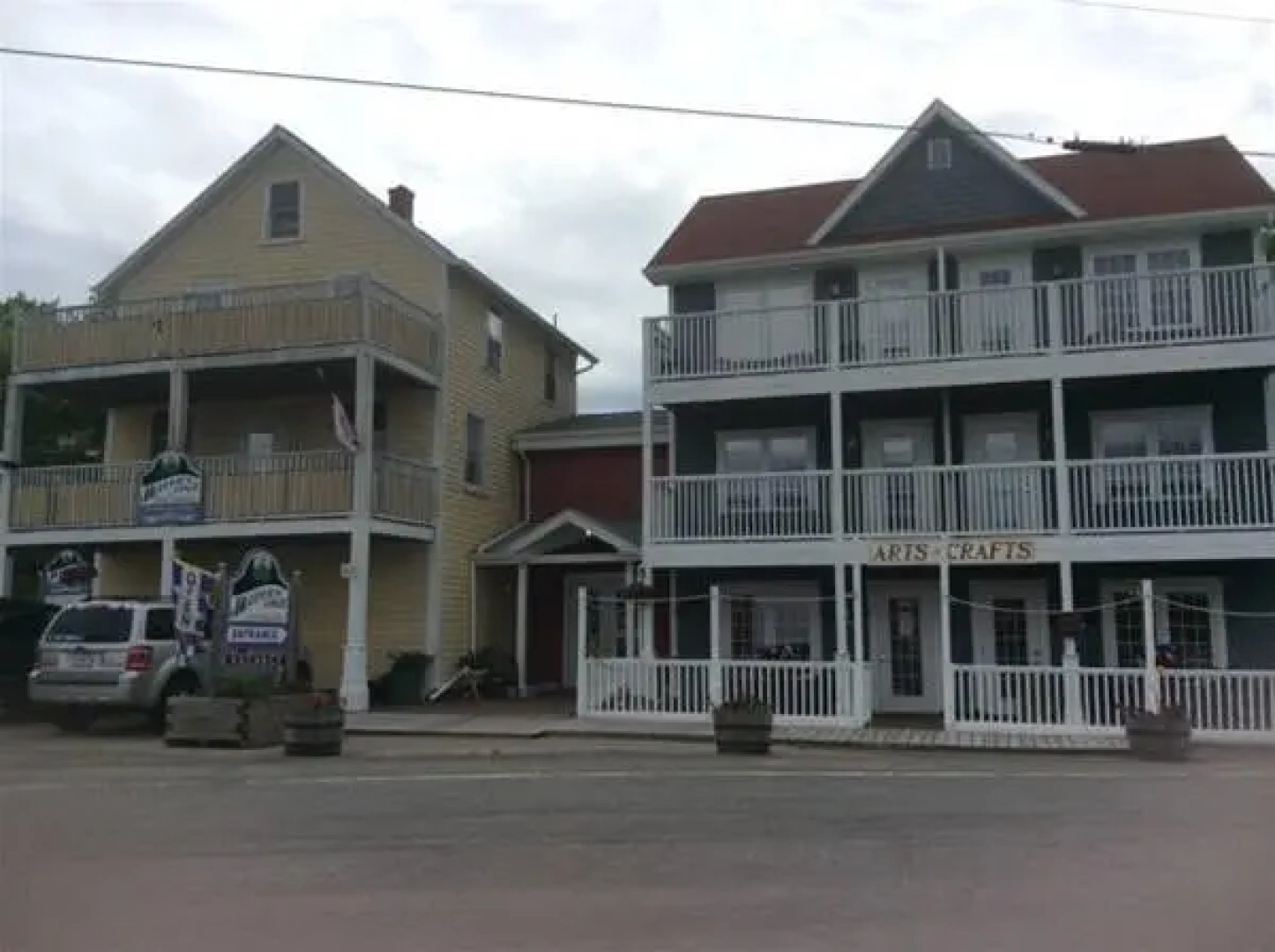 The Water's Edge Inn & Gallery