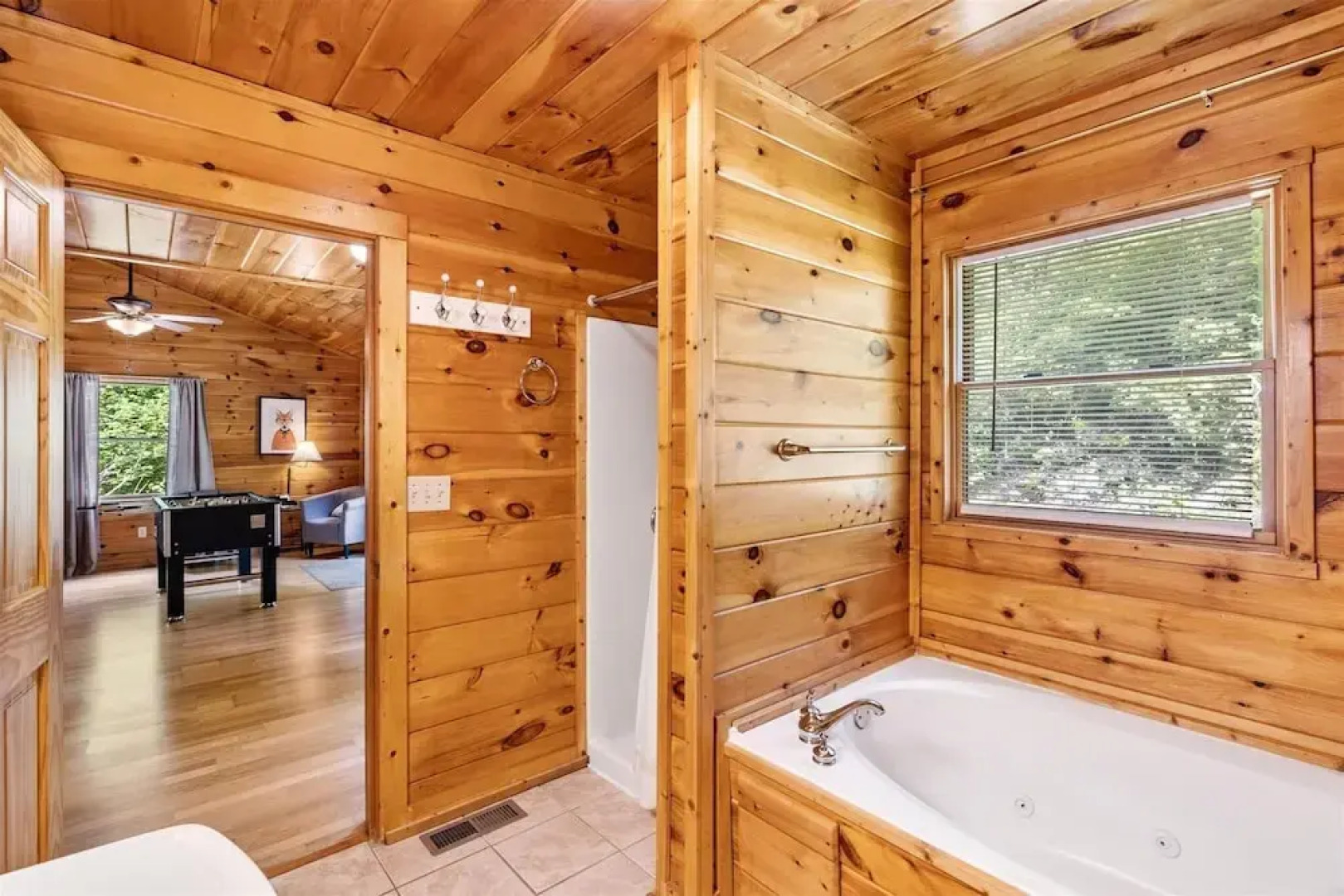 Private Golden Fox Cabin with Grill and Firepit by Redawning