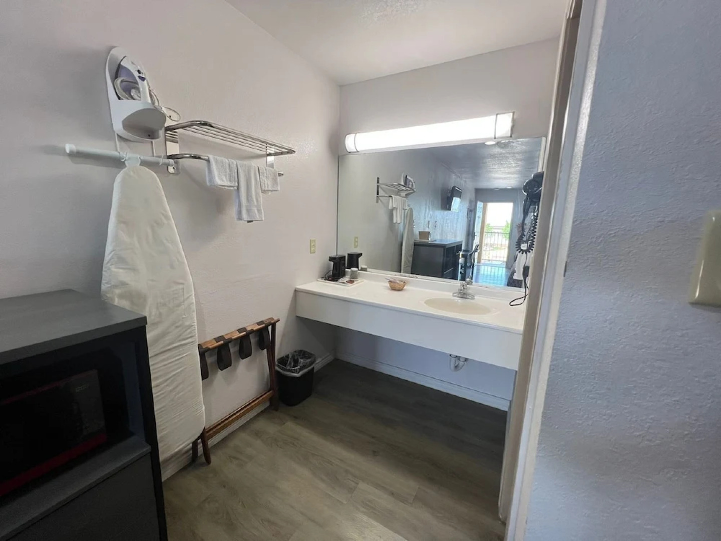 Country Hill Inn and Suites