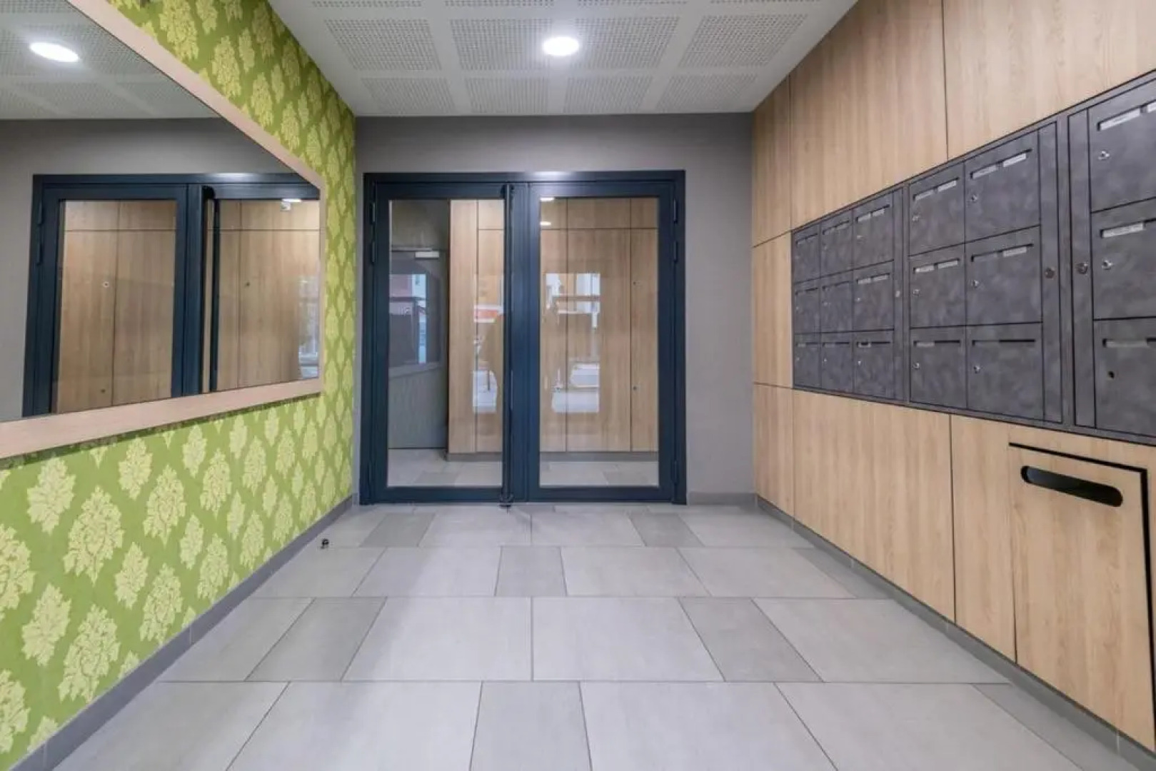 Apartment with balcony near downtown