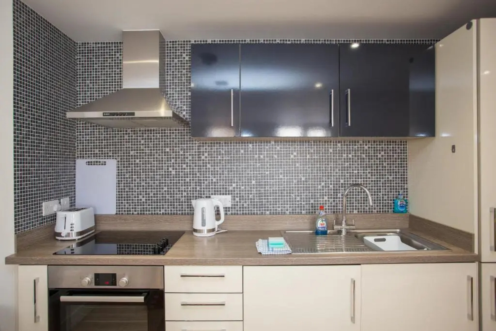 Gorgeous Central Studio with Balcony, 2 mins to Beach and Pier