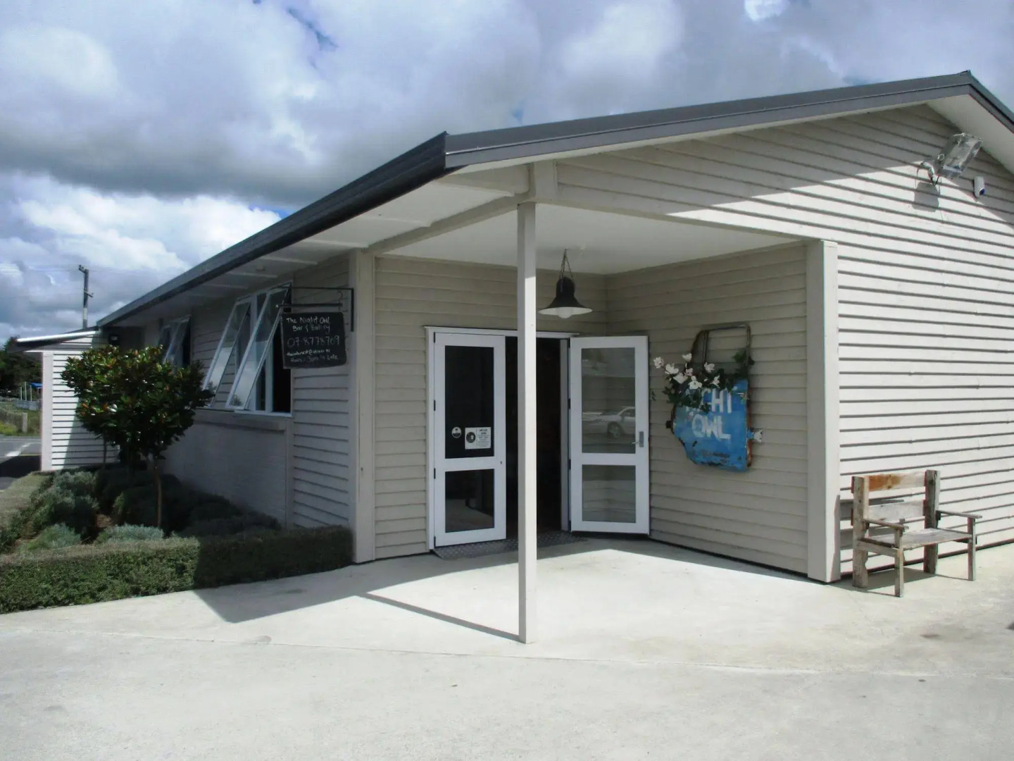 Fat Owl Motel, Bar & Eatery