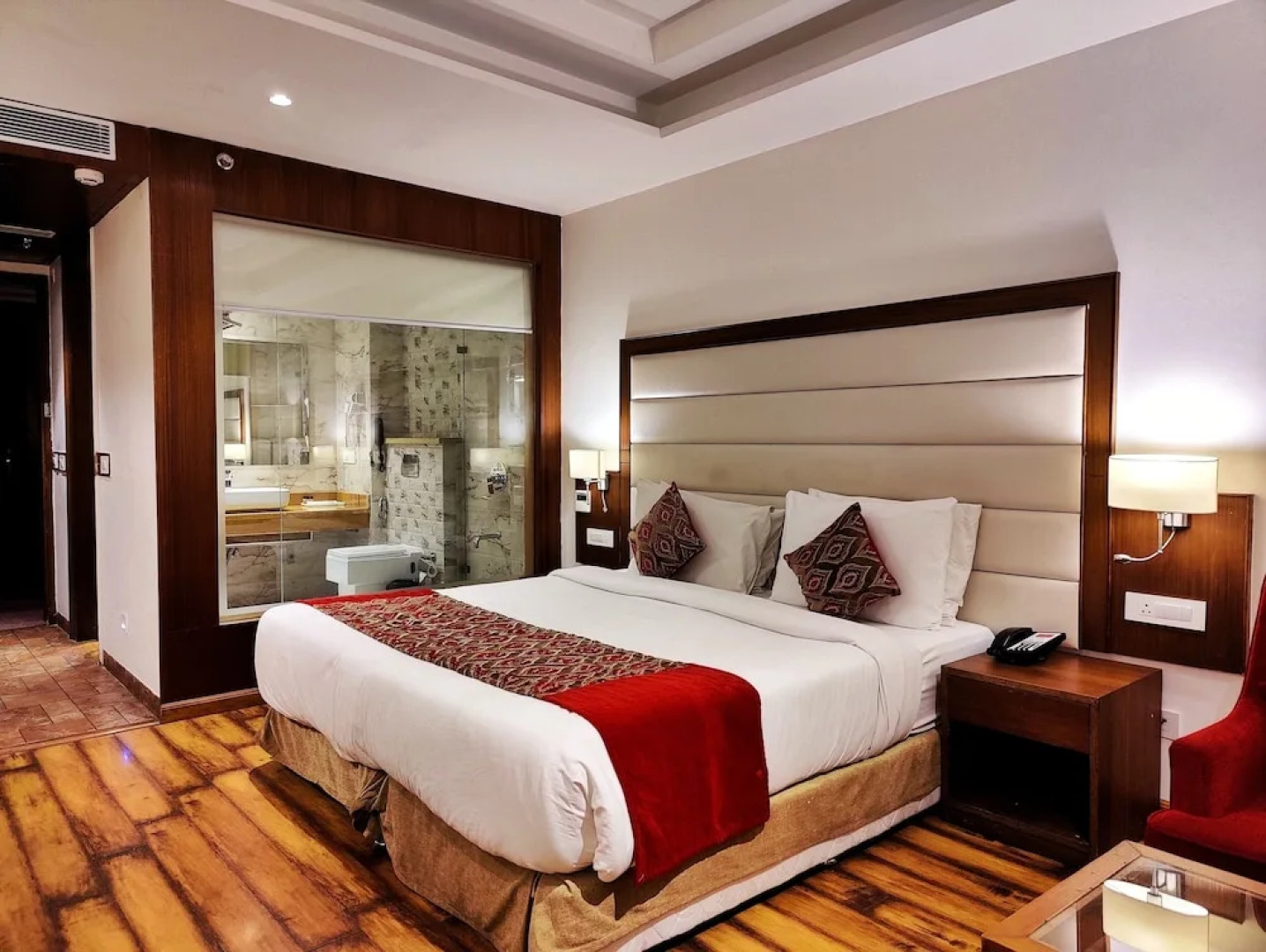 Royale Retreat Hotel & Spa Near Mall Road