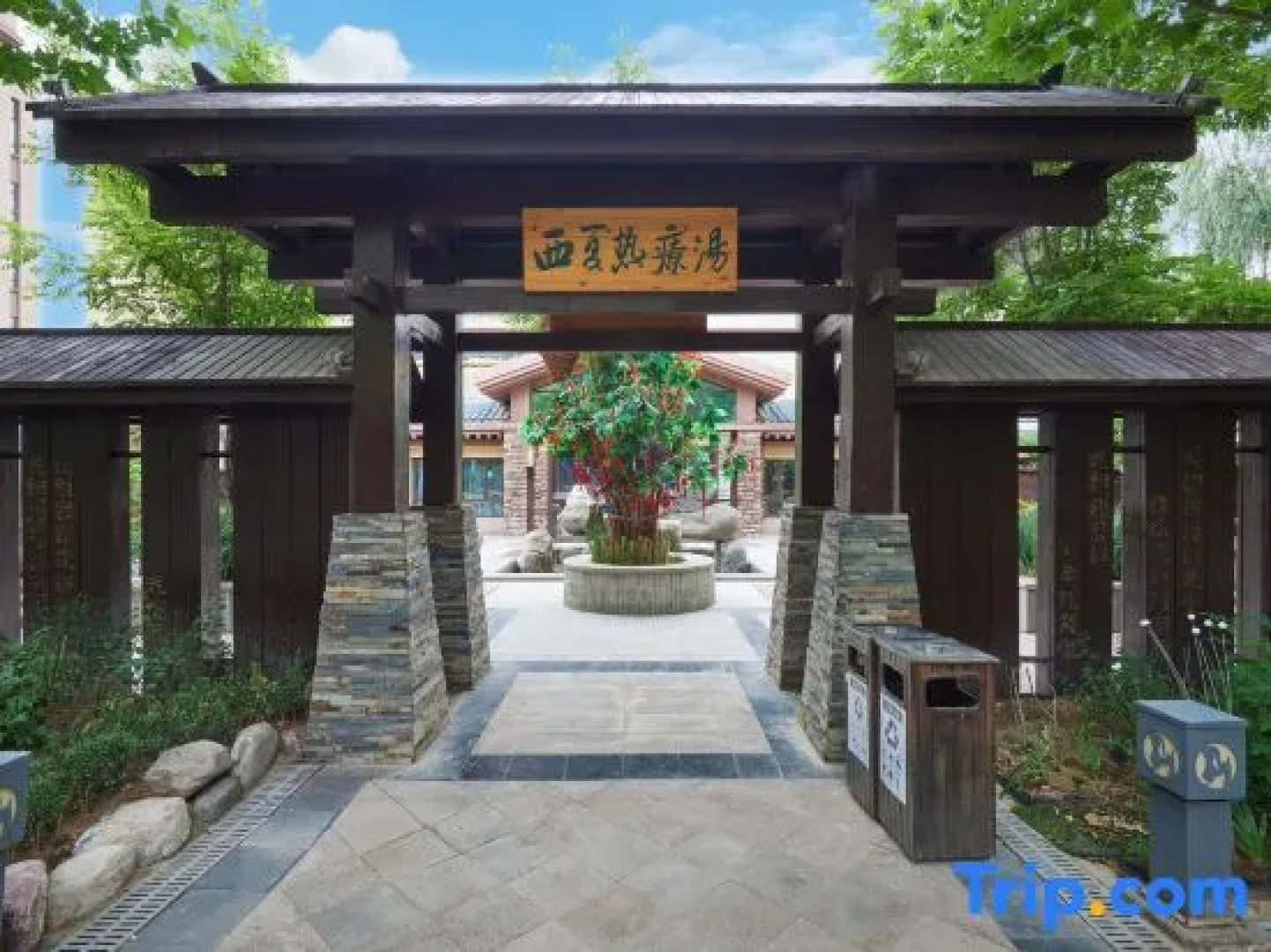 Manpu Tianmu Yangyan Hot Spring Hotel (Zhenbeibao Western Studios See Helan Performing Arts Town)