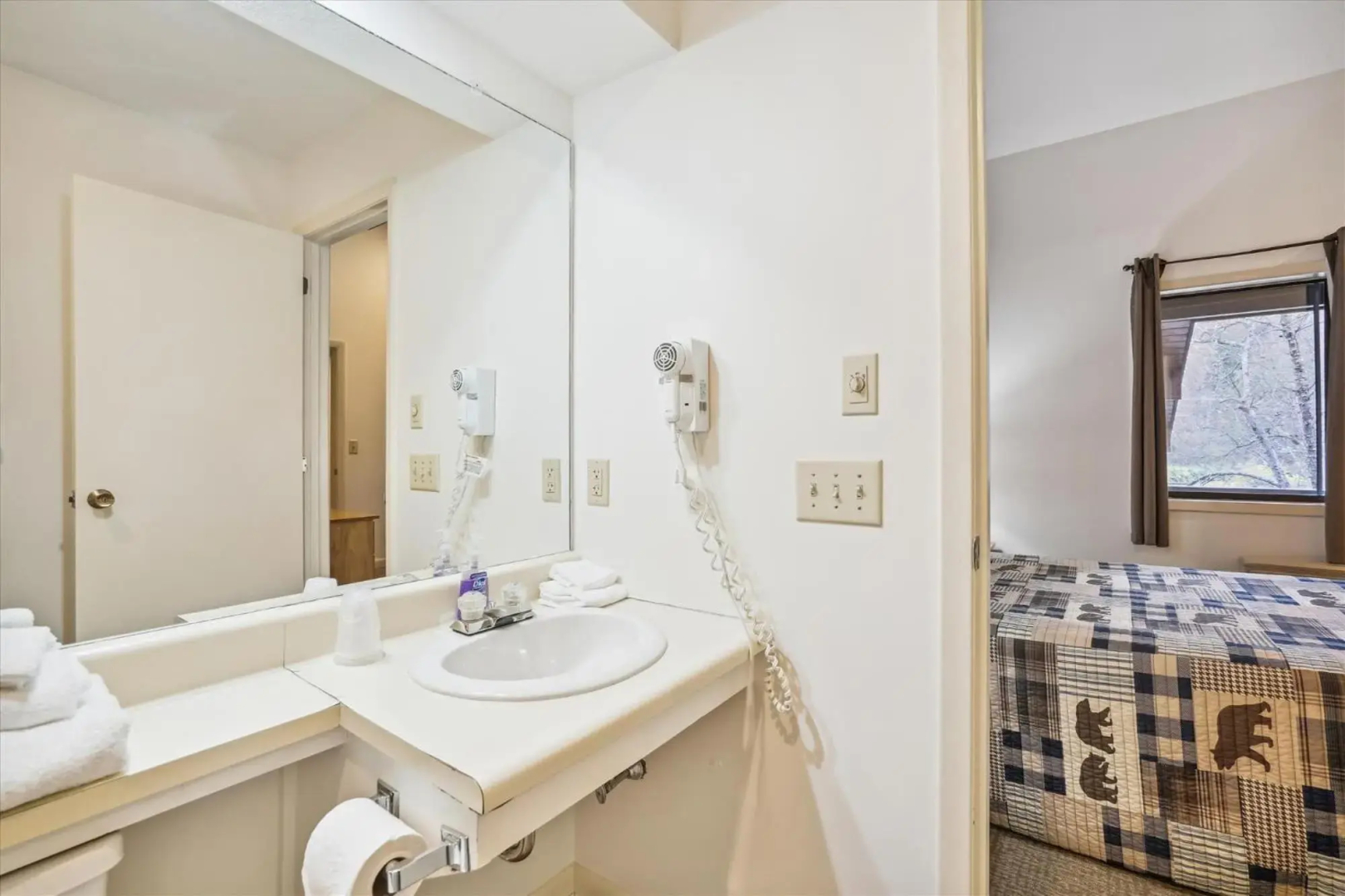 Deluxe Two Bedroom Suite on 2nd floor with outdoor heated pool 20708