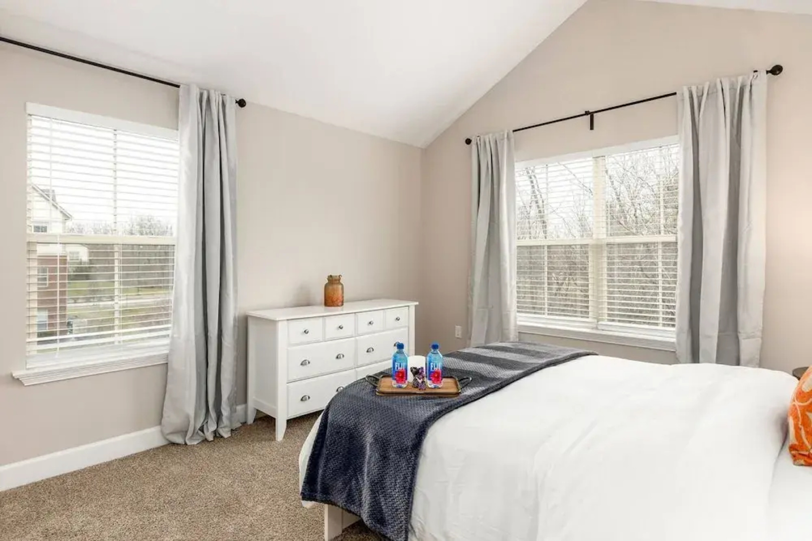 Woodland Penthouse 2BR W D Pool Gym Walkable