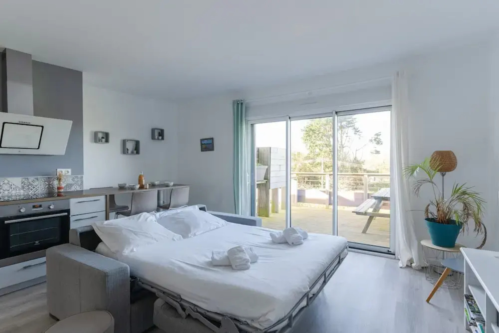 Nice 2-room Apartment With sea View Near the Beach