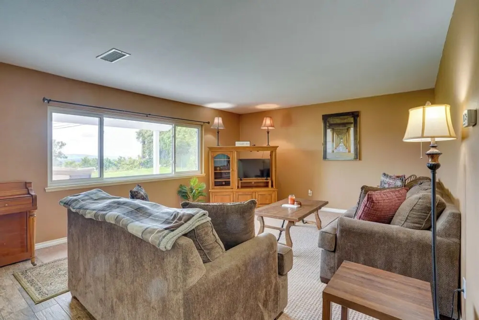 Santa Ana Home w/ Patio, 9 Mi to Disneyland!