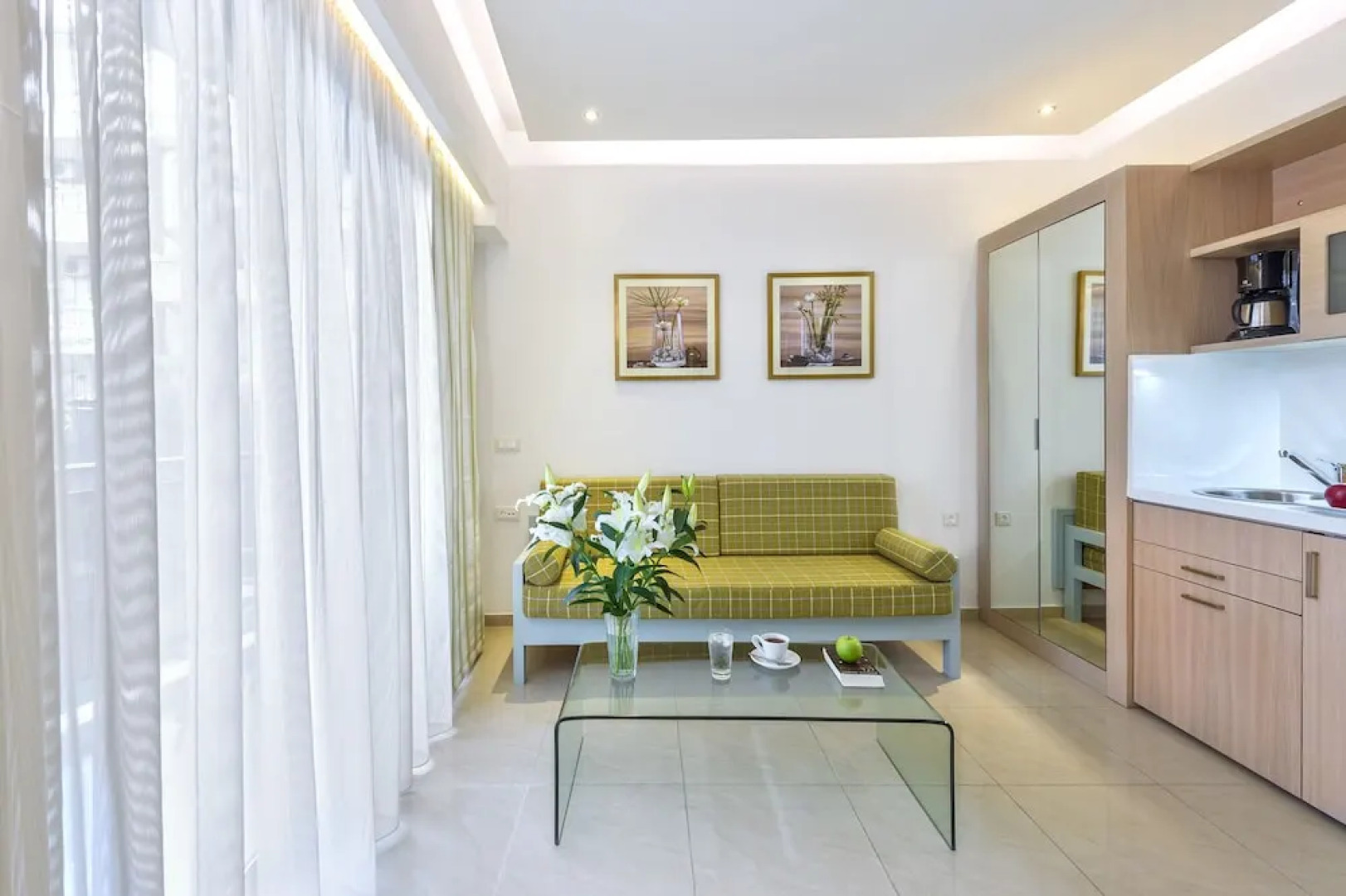 Leonidas Hotel And Apartments