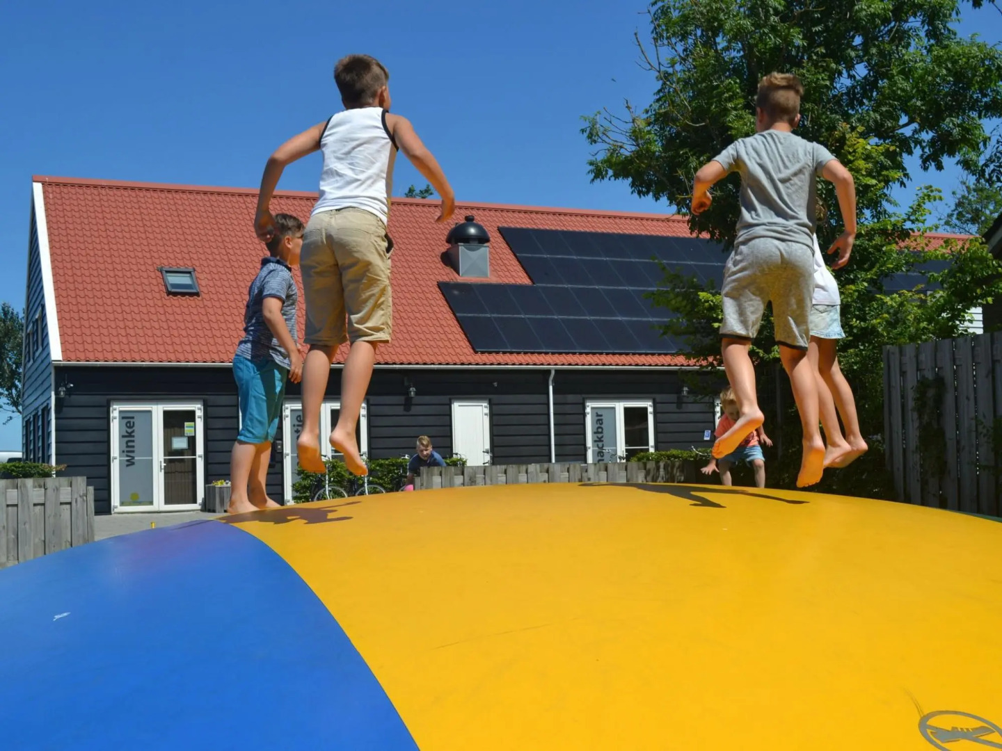 Well-kept chalet with air conditioning, on a holiday park, 1 km. from the beach