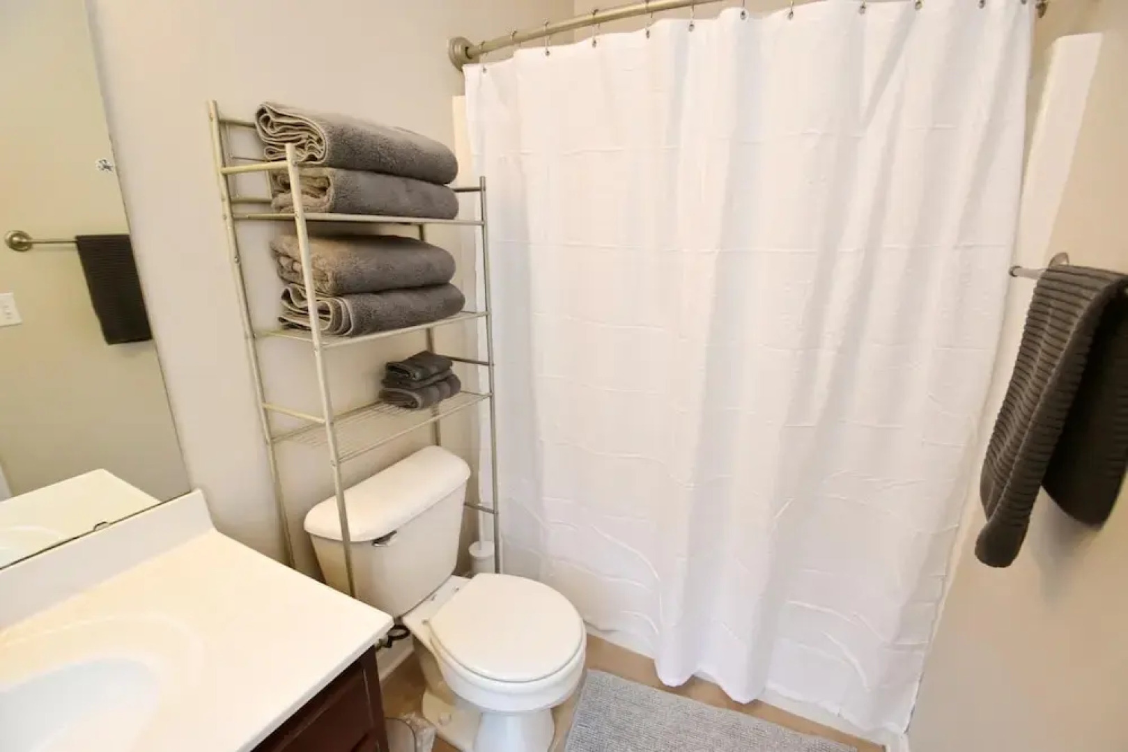 Walk to Notre Dame Spacious 3BR Townhome w Garage Family-friendly Amenities 123p