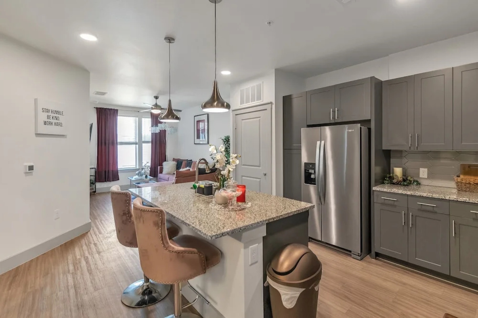 Location! Location! Cozy & Luxe 1 Bedroom Apts by Redawning