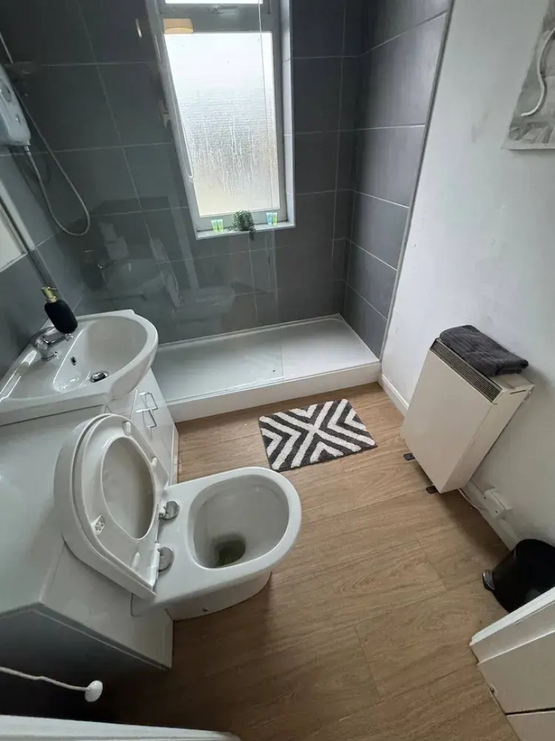 Sleek City Getaway - Walkable & Free Parking