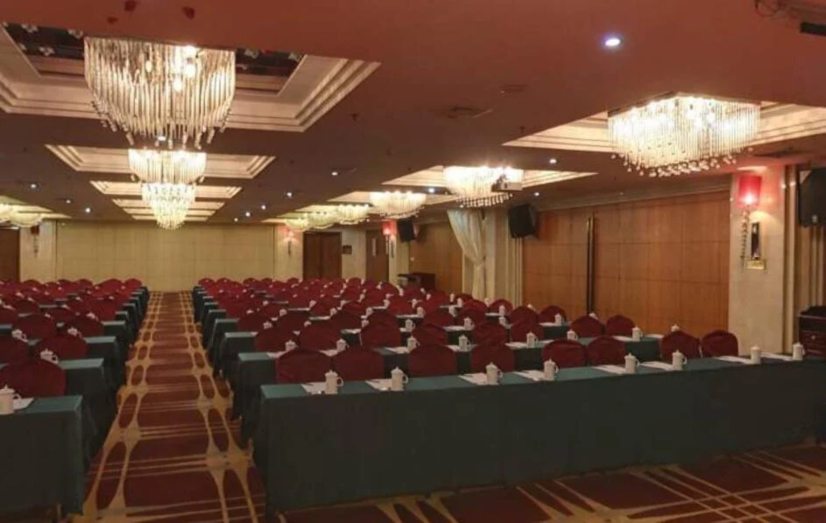 Xinyang East Earl Hotel