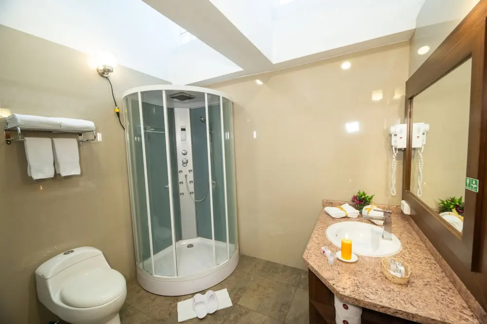 Quindeloma Art Hotel And Gallery