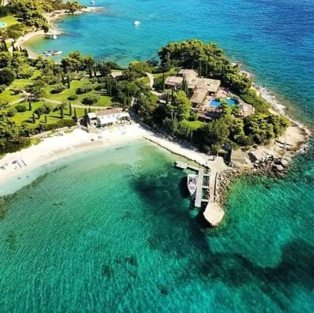 Chrissabella 6 Best Location Ever!