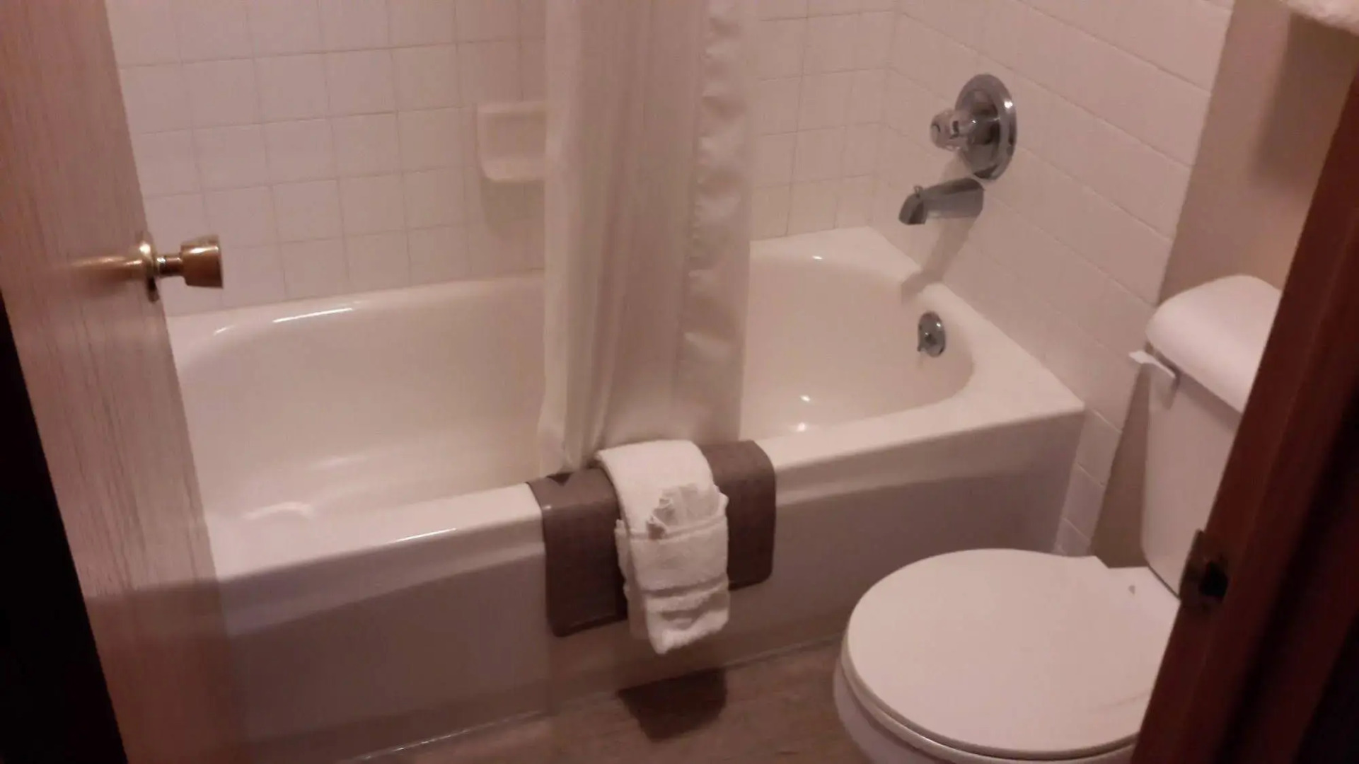 Lakeshore Inn & Suites