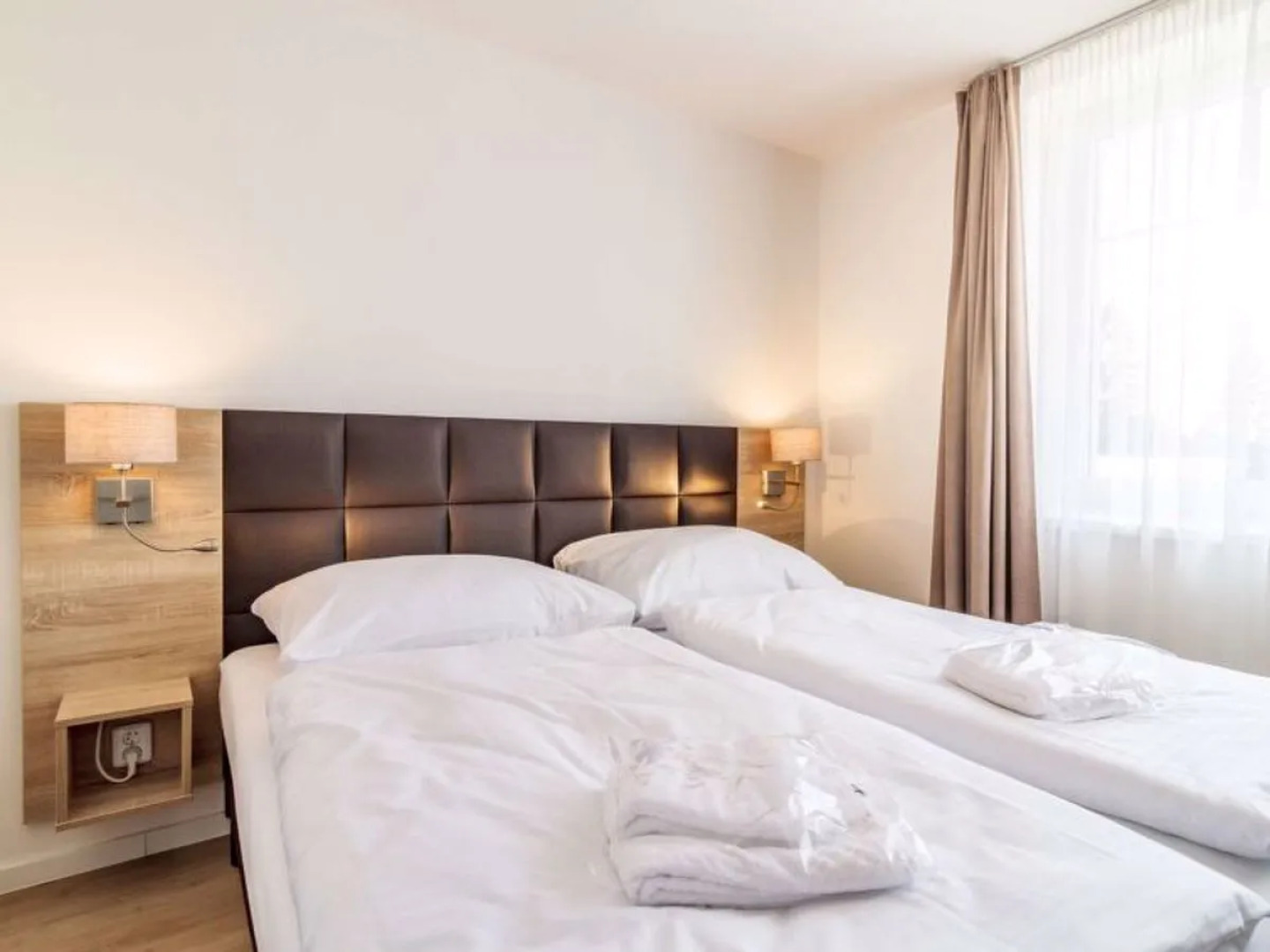 Lakeside Village 25463