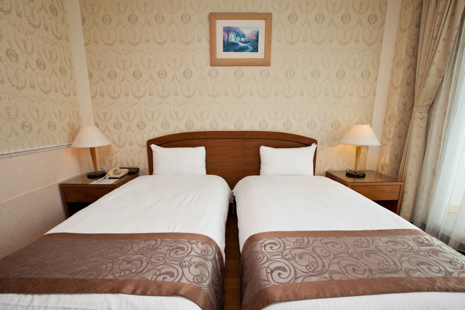 Lakeside Resort Hotel