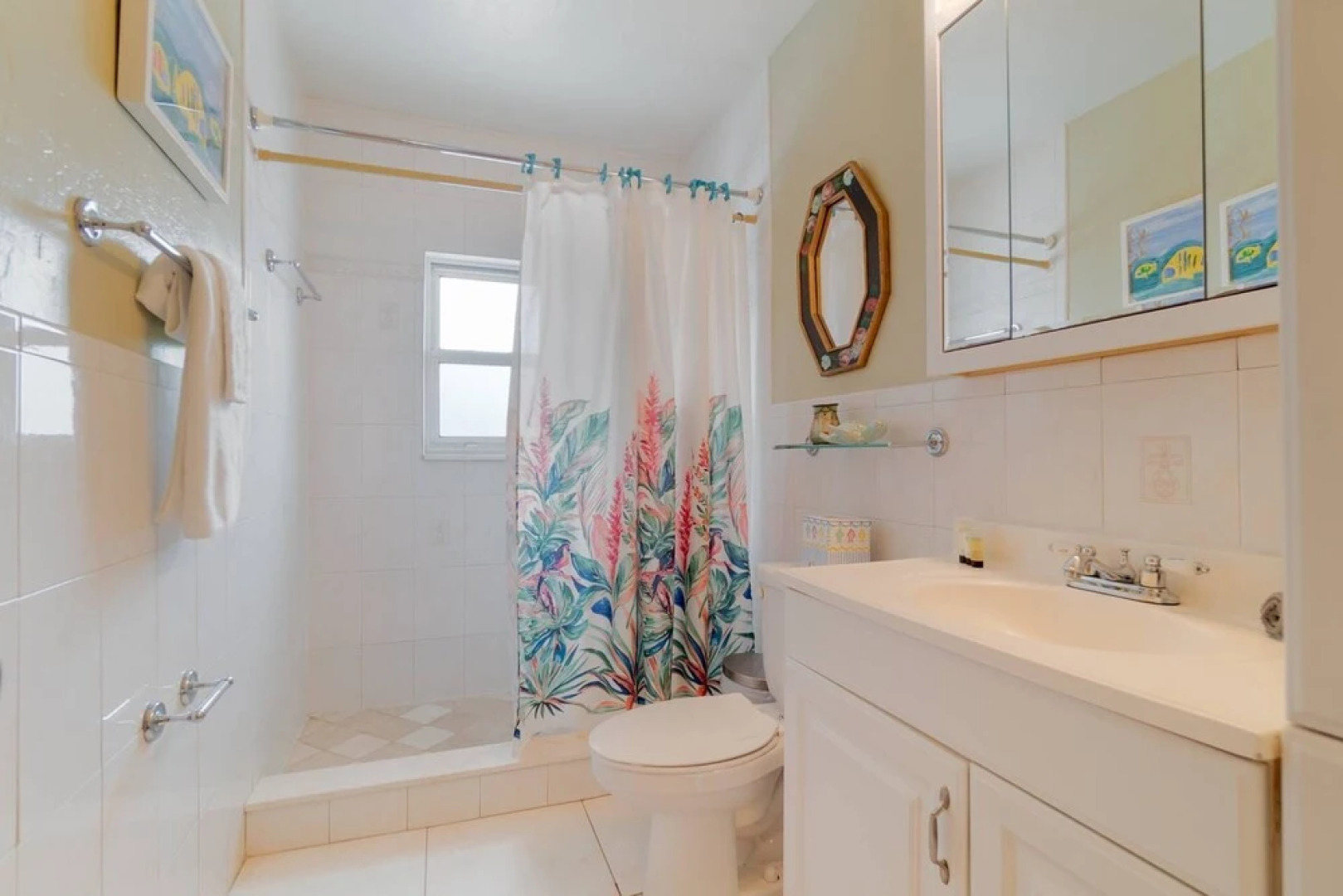 The Secret Garden - The Cottage Near Beach, Shops, Restaurants, Pet Friendly, Close to Lucerne Ave!