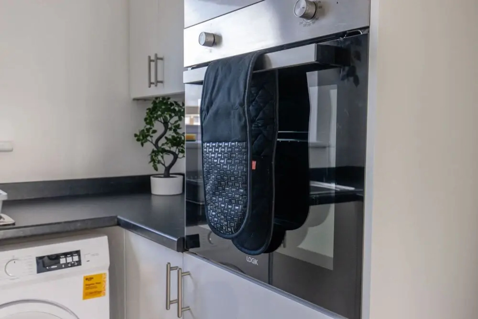 Modern 3 Bed House-free Parking