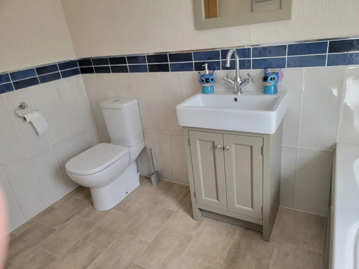 Luxury 2-bed Lodge in Routh, Sleeps 4 With Hot Tub