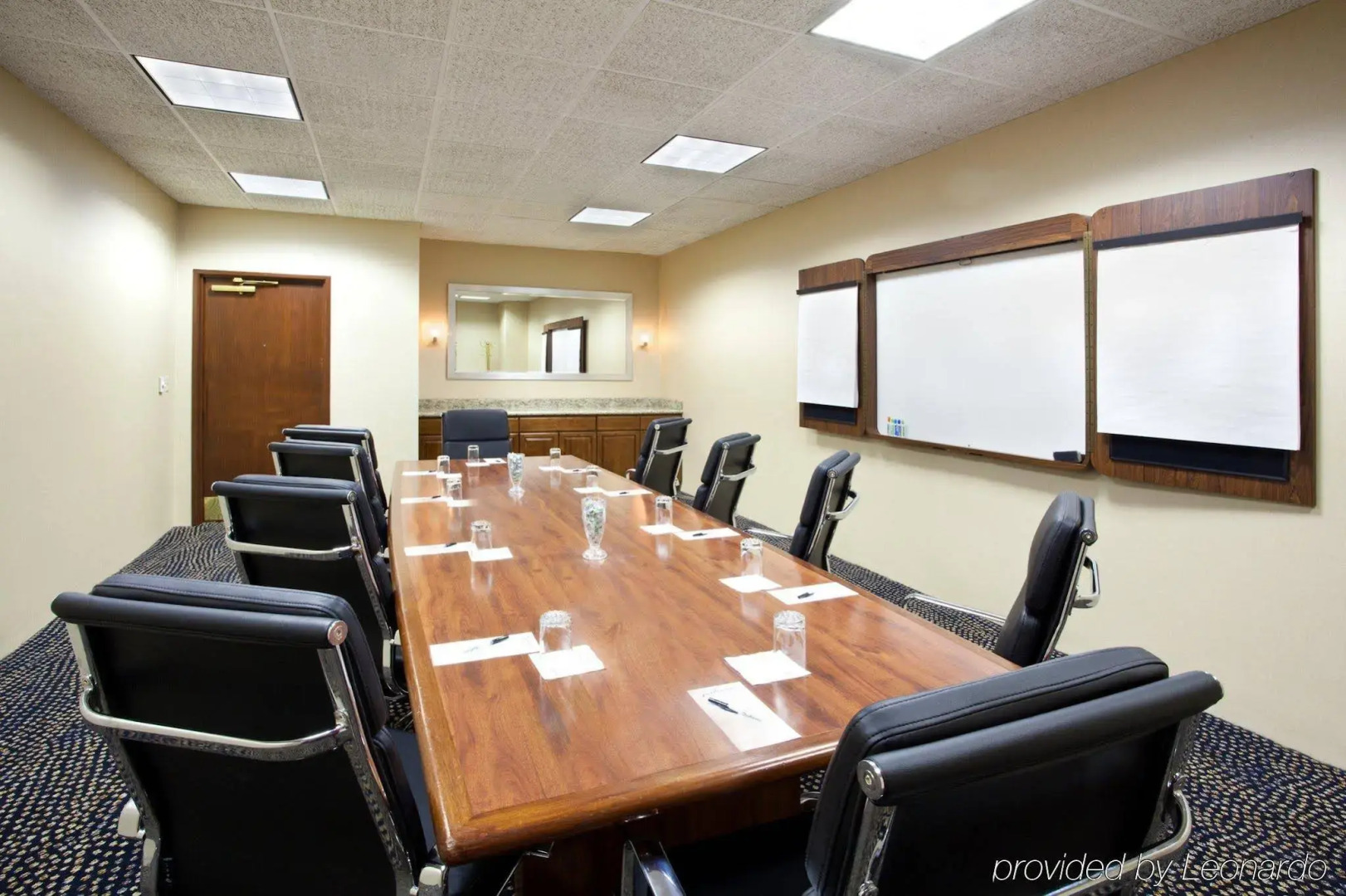 Отель RL Cleveland Airport West