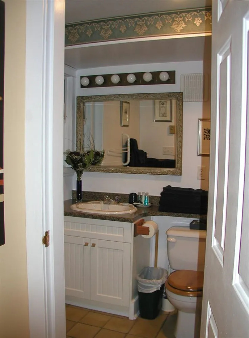 A Suite at Kitsilano Cottage