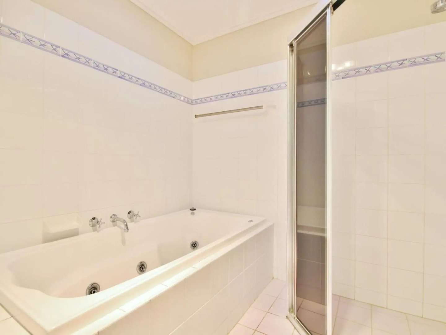 Sea Mist at Hyams Beach 4pm Check Out Sundays