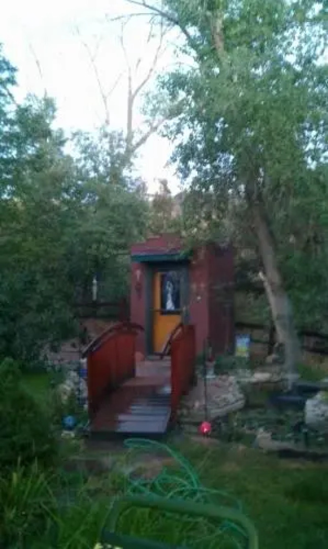 Grizzly Roadhouse Bed & Breakfast and Vacation Rentals