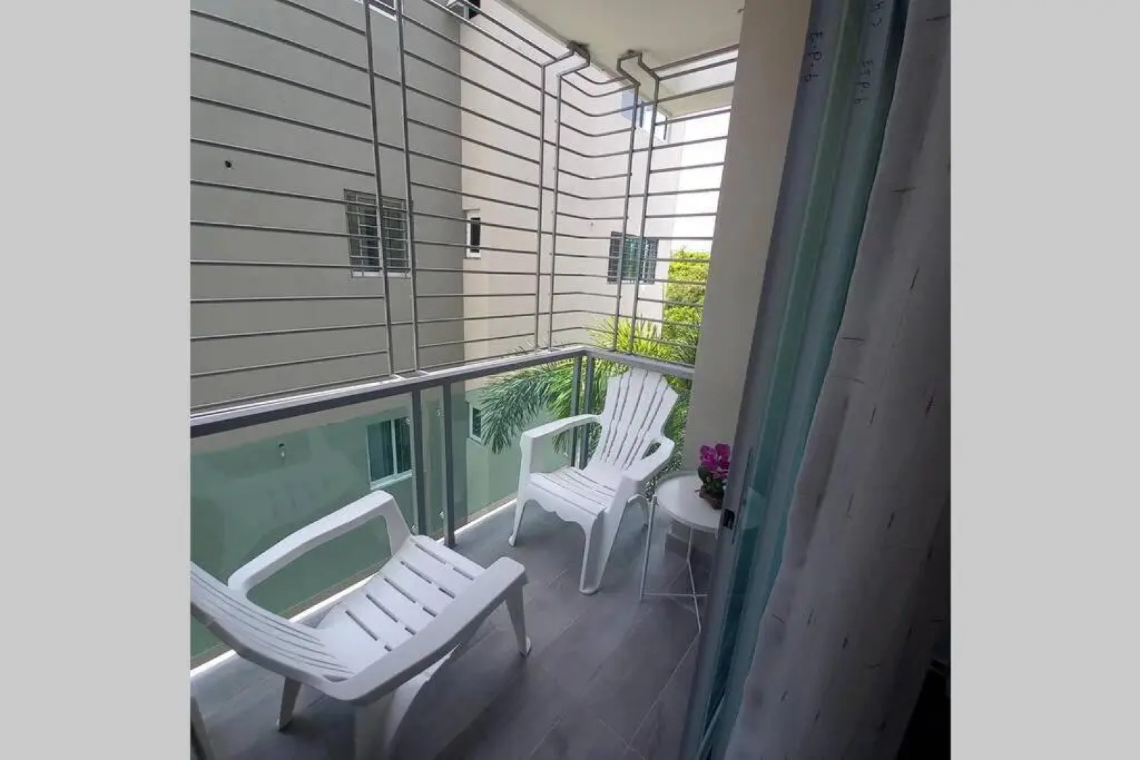 Confortable apartamento de 3 tres habitaciones, con hermosa vista de area verde, ademas de piscinas y juegos infantiles en area recreativa