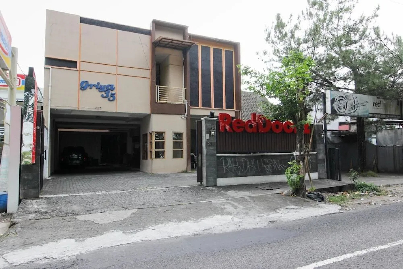 RedDoorz @ Condong Catur 2
