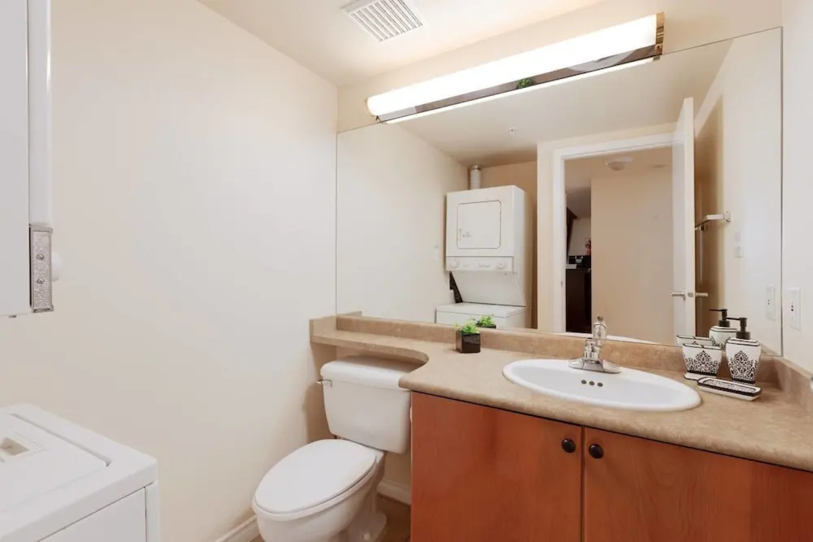 Airport Beautiful View 1 BDR Penthouse