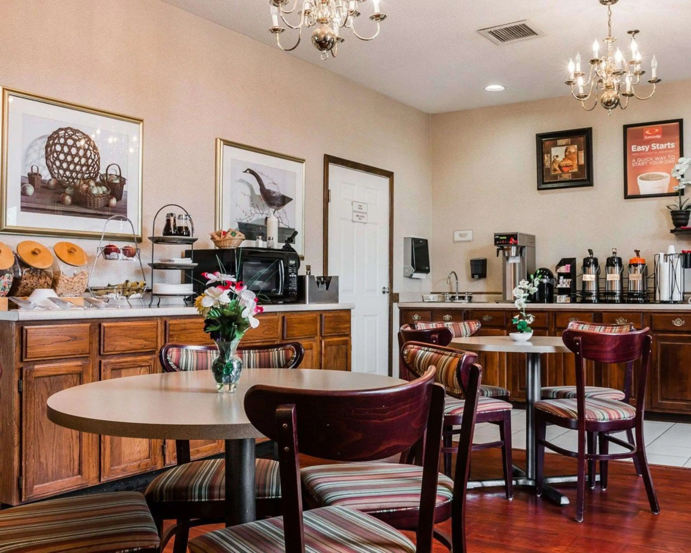 Econo Lodge & Suites Grand Rapids Airport