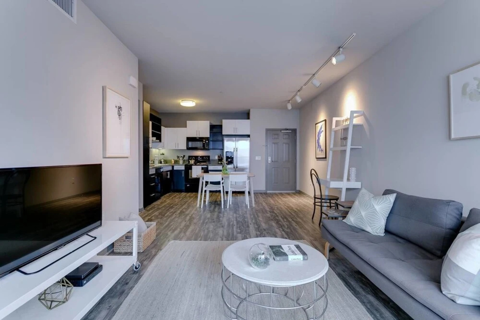 One Bed/1Bath + Private Balcony WALK TO BEACH