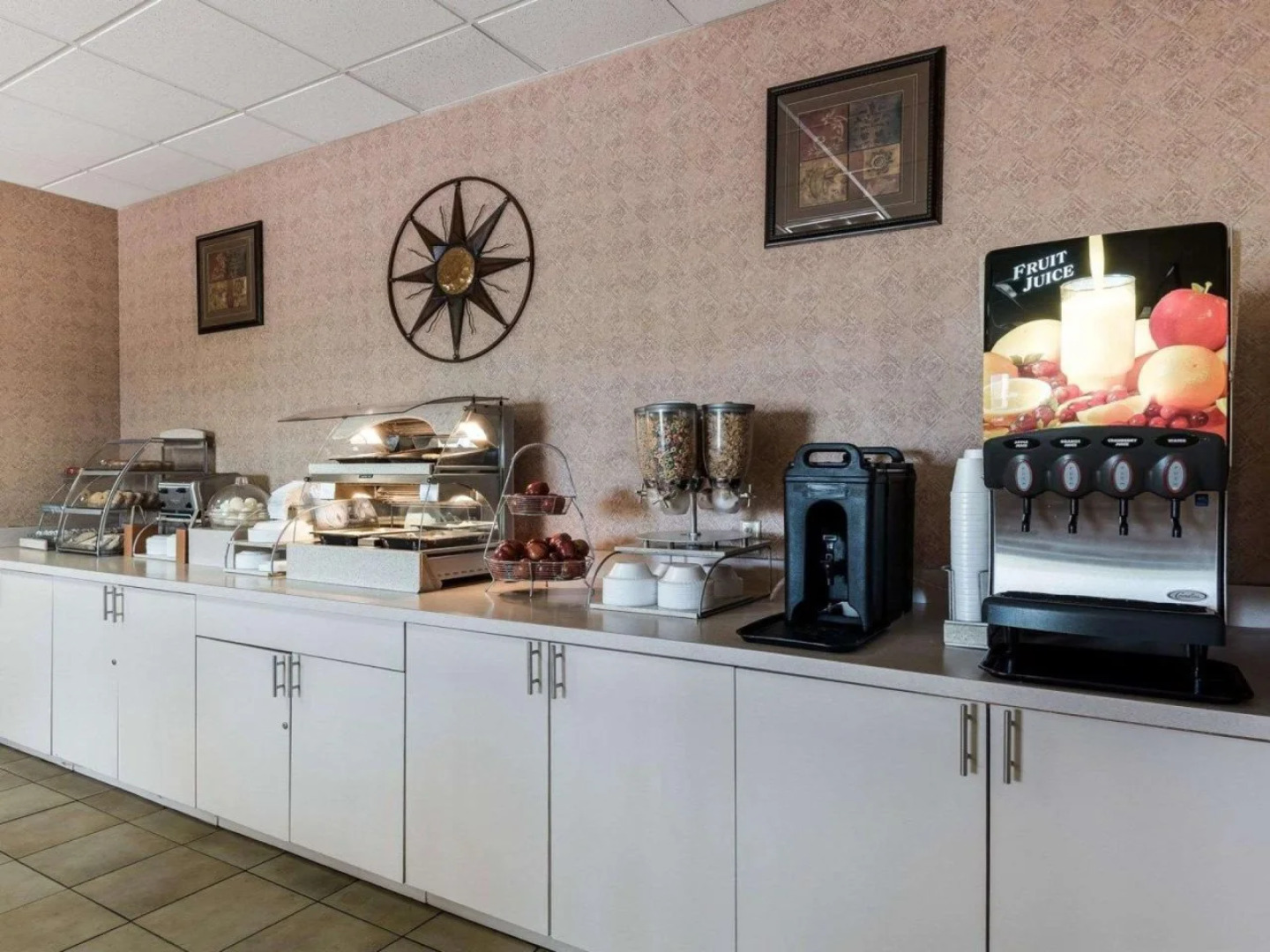 Econo Lodge Inn & Suites Triadelphia - Wheeling