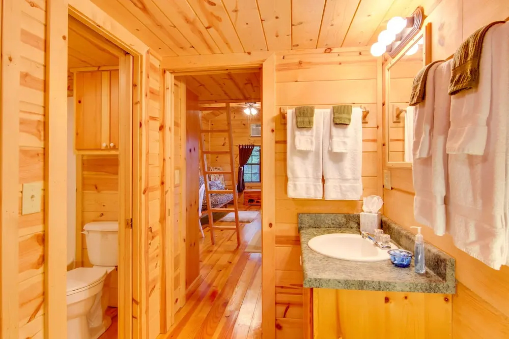 Hendersonville Creekside Cabin: Near Dupont Forest