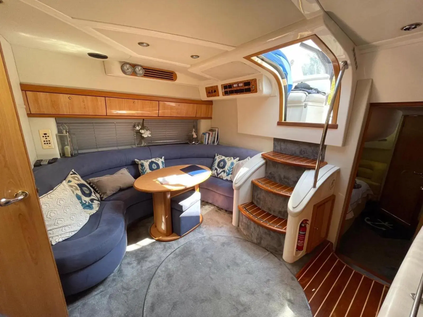 ENTIRE -HEATED -LUXURY YACHT - moored on Private Island -WIFI -sleeps up to 4 Adults or Adults with children over 2 years old -LAPLAND UK THORPE PARK LEGOLAND WINDSOR CASTLE HEATHROW ASCOT RACES WENTWORTH SAVILLE GARDENS LONDON